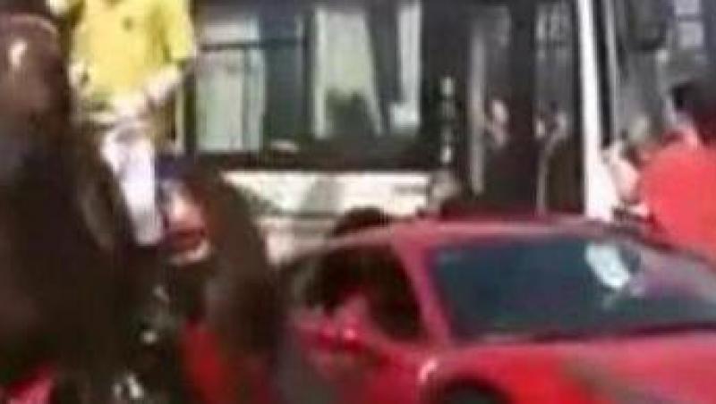 VIDEO! Un cal suparat a lovit cu copita un Ferrari