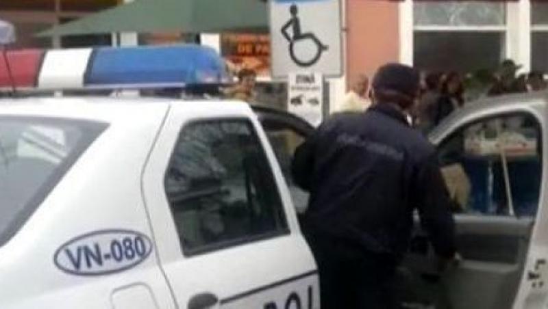 VIDEO! Focsani: Politia parcheaza fara jena pe locurile rezervate persoanelor cu handicap