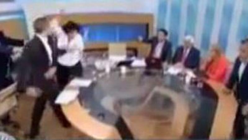 VIDEO! Un parlamentar neonazist grec a batut o deputata, in direct, la TV!