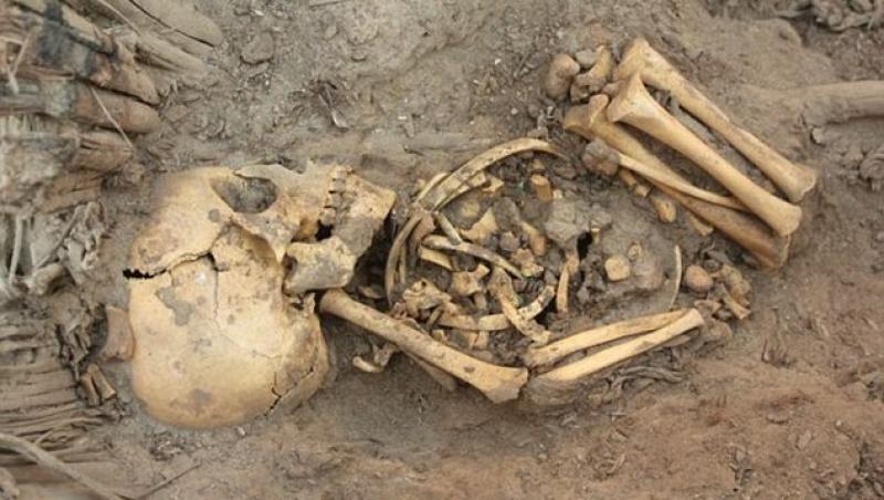 Un mormant vechi de 1.000 de ani cu 80 de schelete a fost descoperit in Peru