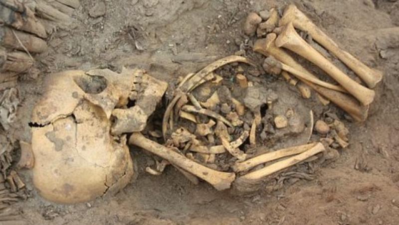 Un mormant vechi de 1.000 de ani cu 80 de schelete a fost descoperit in Peru