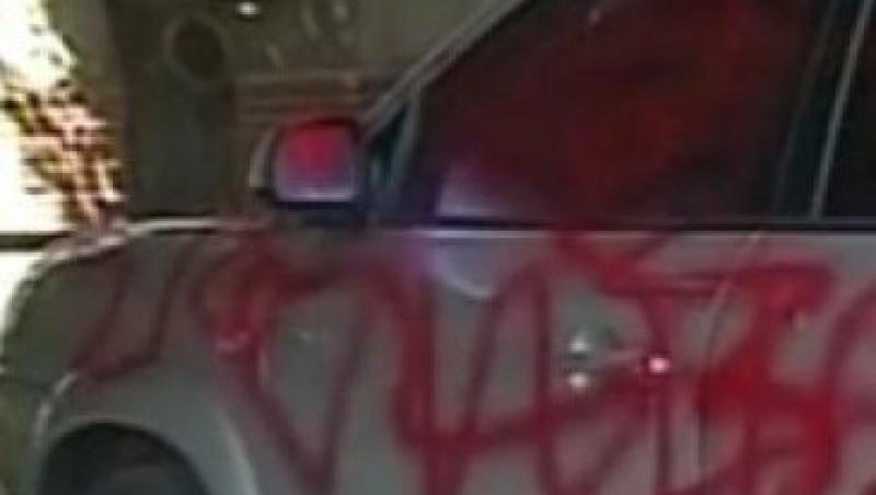 VIDEO!Razbunare pentru un loc de parcare: Masina transformata in graffiti pe patru roti
