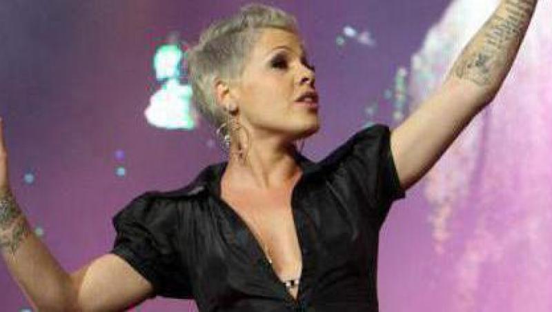 VIDEO! Celebra cantareata Pink, operata la vezica biliara