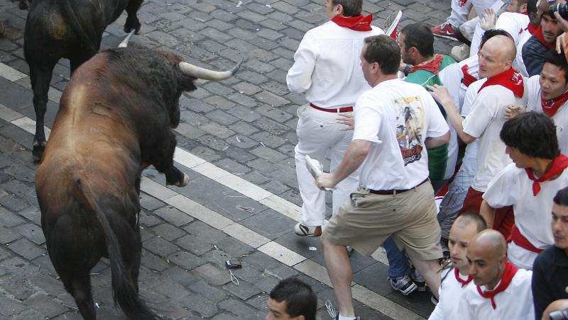 Festivalul de la Pamplona face noi victime! Trei barbati au fost grav raniti de tauri