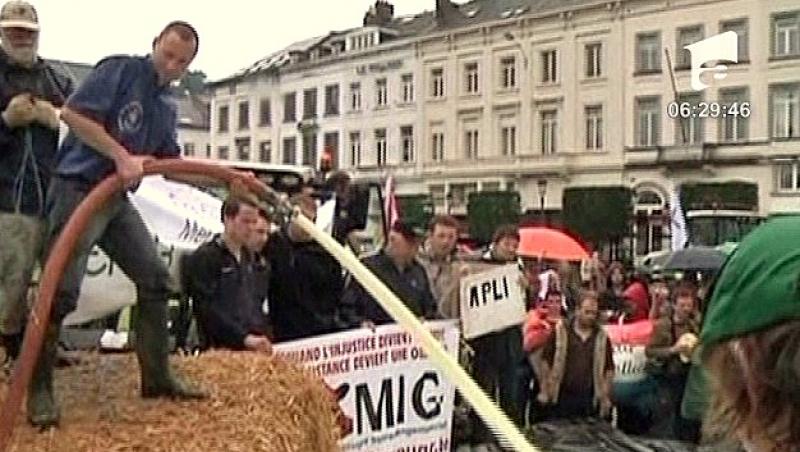 Protest cu lapte in fata Parlamentului European! Fermierii se plang ca preturile au scazut dramatic
