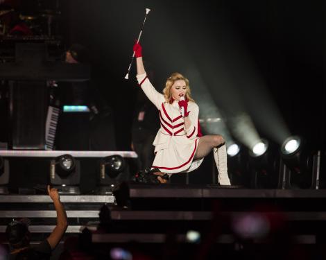 Madonna a intrerupt un concert pentru ca doi fani sa se logodeasca in public