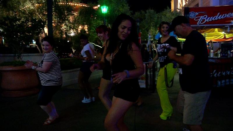 Anamaria Prodan a provocat americanii sa danseze cu ea pe strada in Las Vegas! 