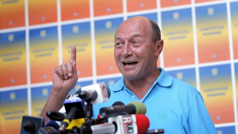 Traian Basescu si-a scos sotia la o cina romantica