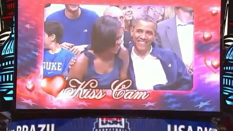 Barack Obama si Michelle au fost prinsi de Kiss Cam!