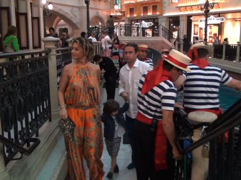 Anamaria Prodan si Laurentiu Reghecampf s-au plimbat cu gondola in interiorul unui hotel de lux din Vegas!