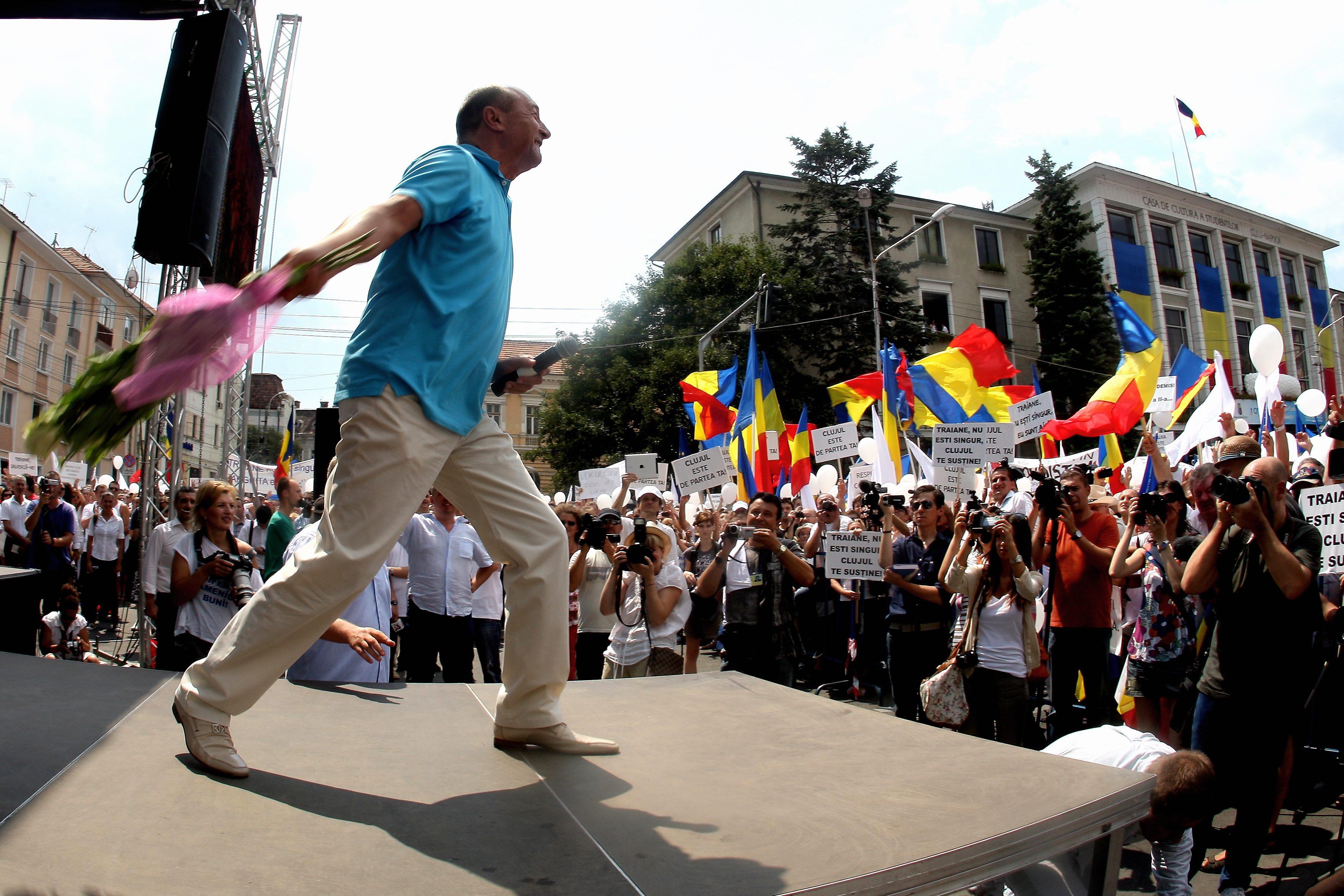 PNL: Basescu incalca legea folosind insemnele nationale in campanie 
