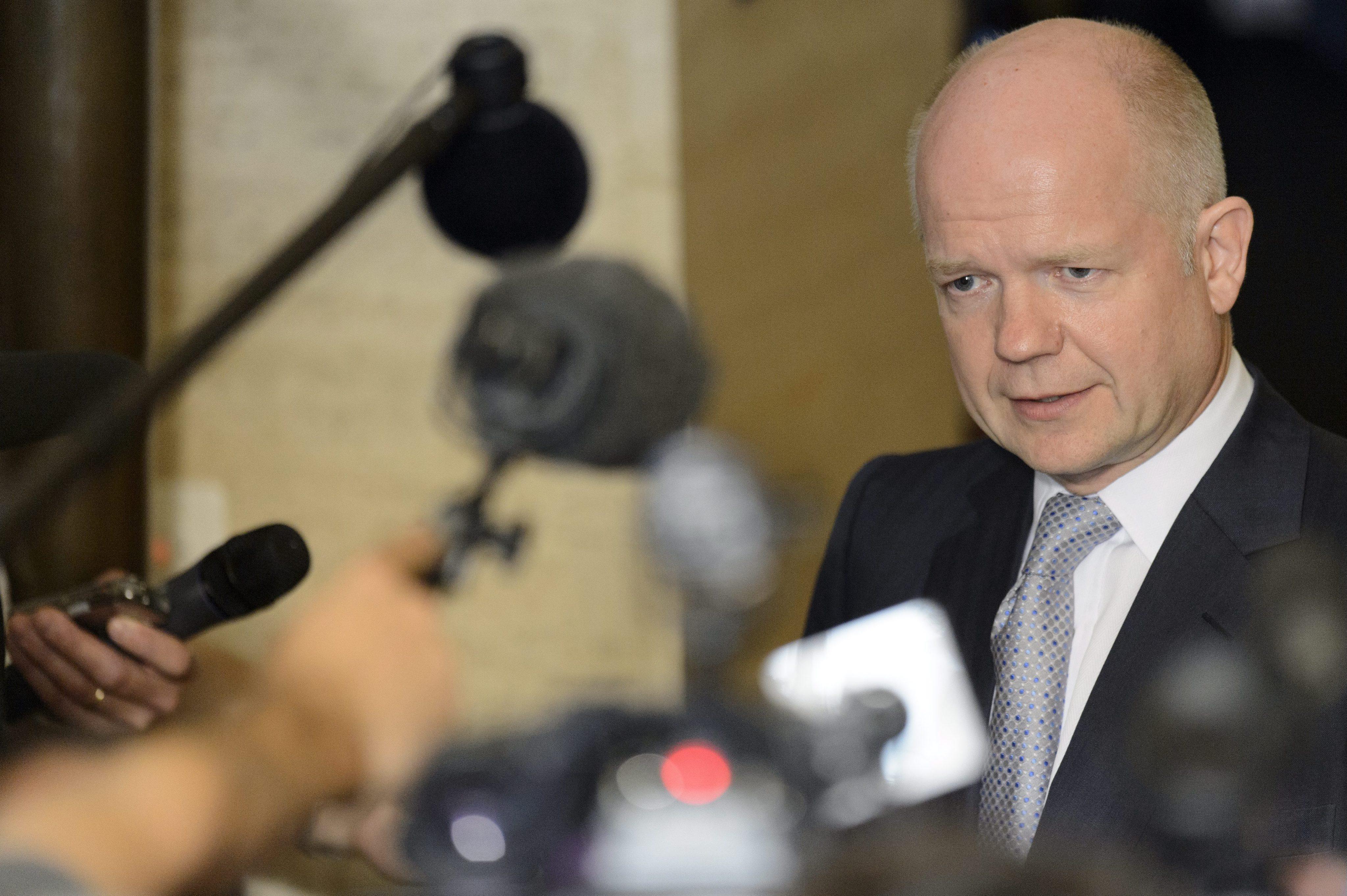 Ministrul britanic de Externe, catre premierul Victor Ponta: Toti actorii politici sa respecte Constitutia 