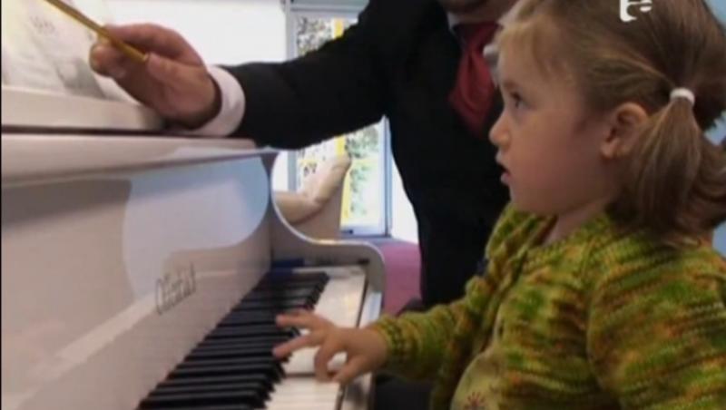 O fetita de doi ani ii calca pe urme marelui Mozart
