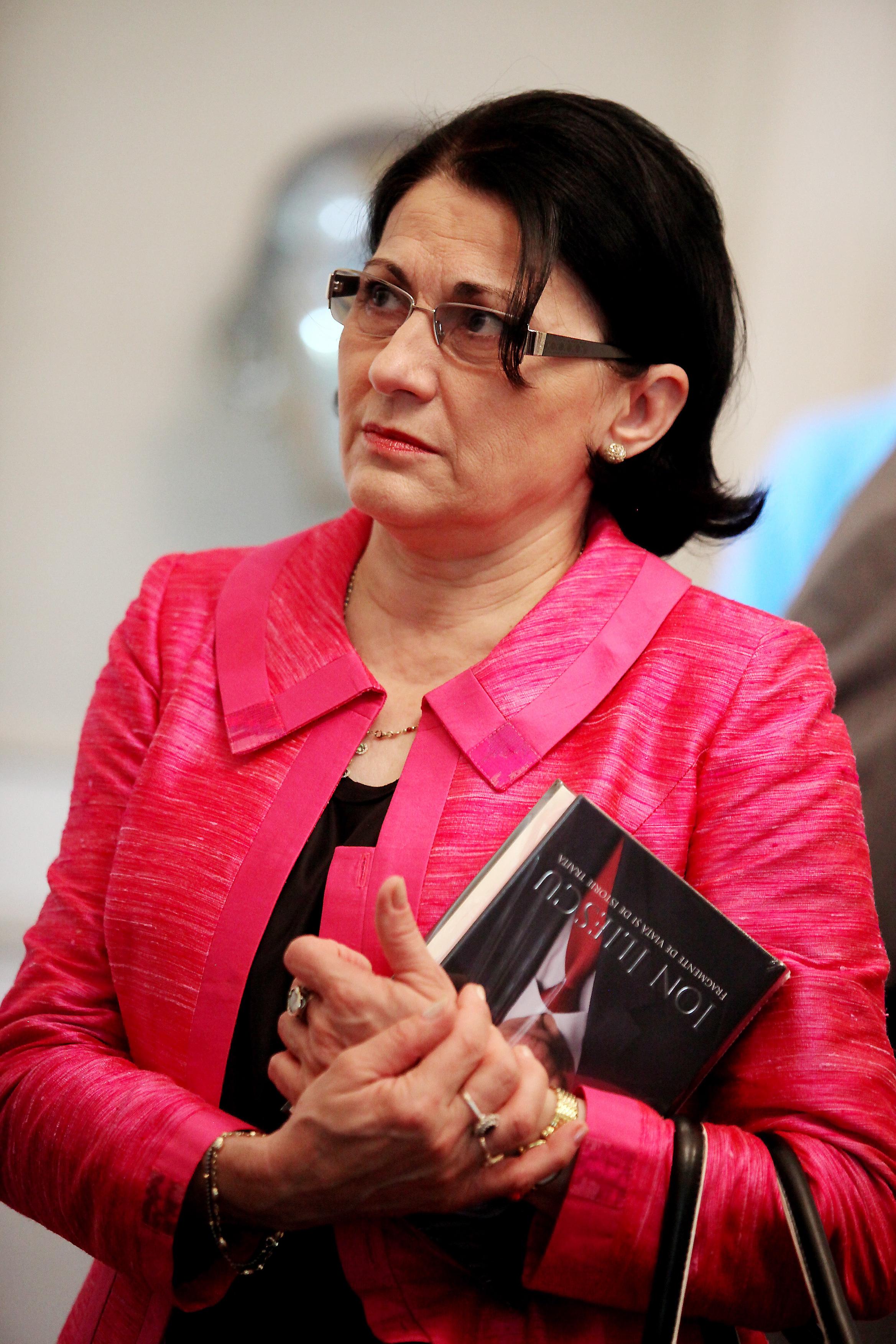 Basescu a semnat decretul de numire a Ecaterinei Andronescu in functia de ministru al Educatiei