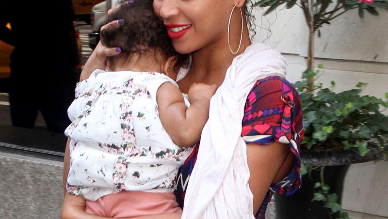 FOTO! Beyonce a iesit la cumparaturi cu fetita ei si s-a afisat cu un nou look