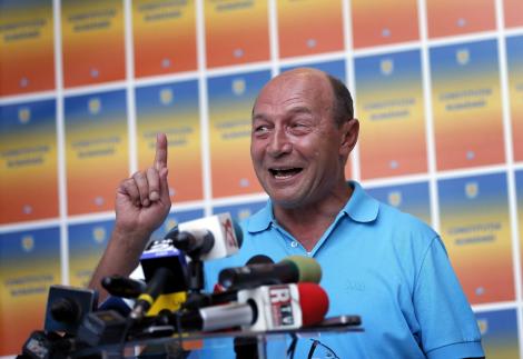 Traian Basescu si misterul tricoului albastru. De ce il poarta mereu in campanie