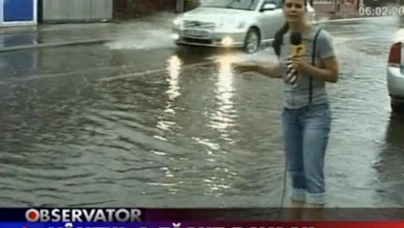 Mai multe strazi din Targu Jiu au fost inundate dupa o furtuna puternica