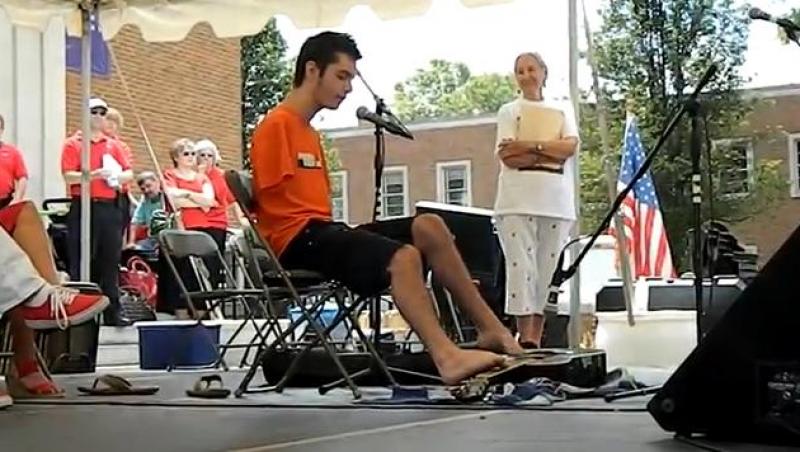 Un american fara maini a devenit chitarist. Vezi aici cum canta!
