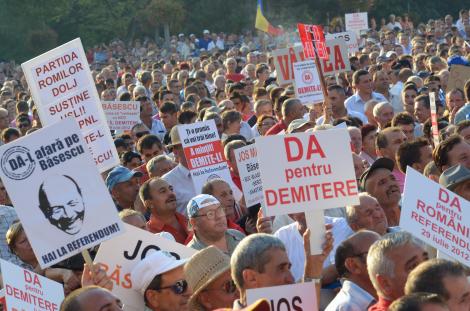 Miting USL la Oradea: 8.000 de oameni au scandat "Jos Basescu"