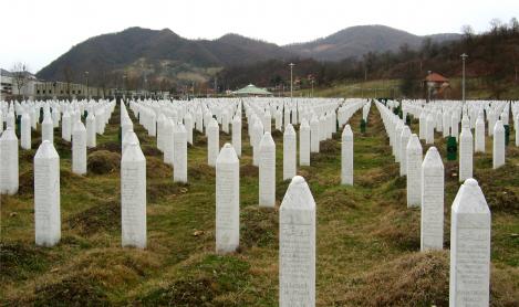 Groapa comuna descoperita in Bosnia, langa memorialul de la Srebrenita