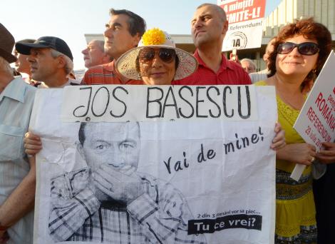 Protest la Cluj: Peste 100 de persoane cer demiterea lui Basescu