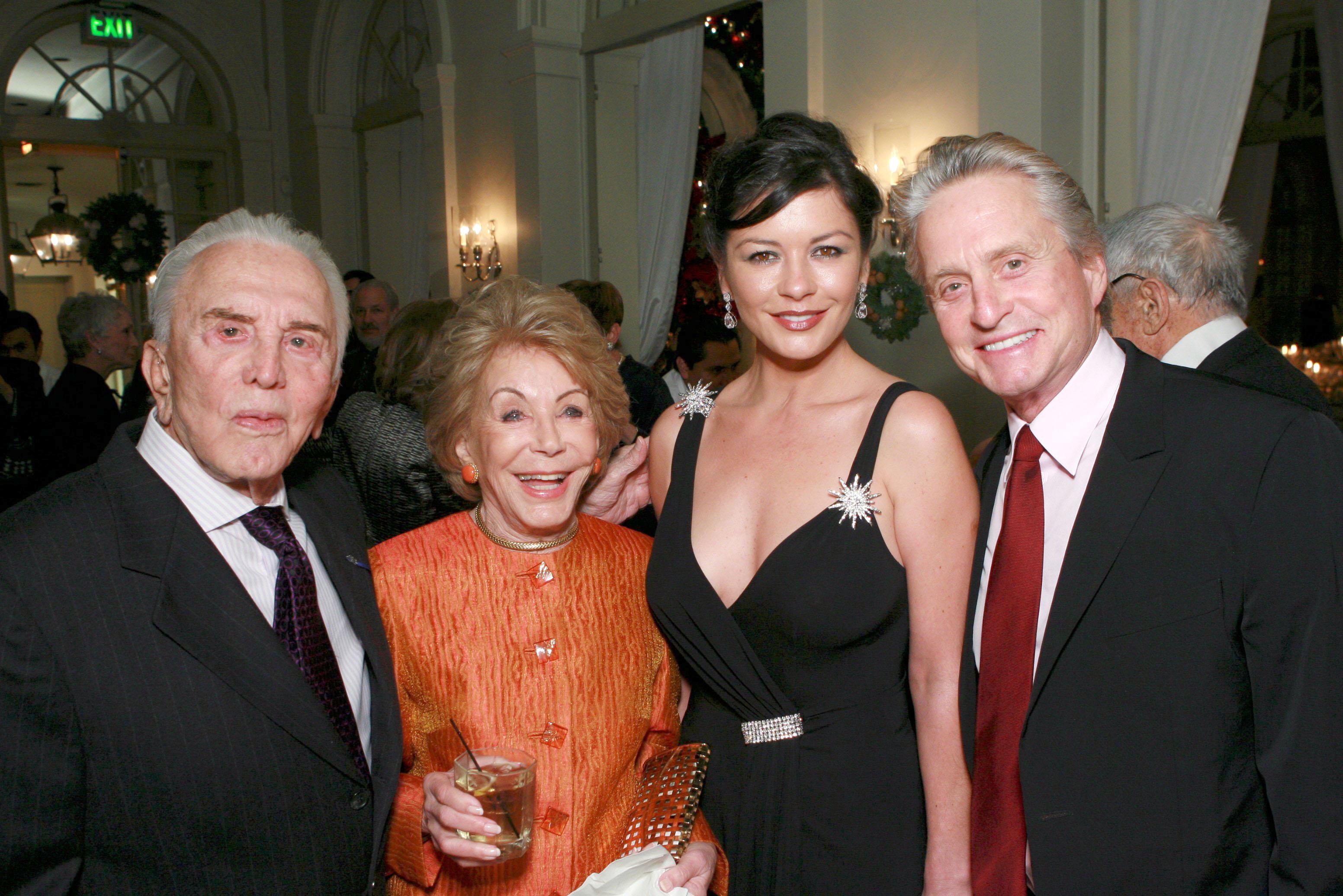 Kirk Douglas a donat 50 de milioane de dolari unor organizaţii de caritate