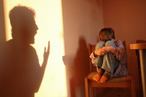 Studiu: Agresiunile fizice asupra copiilor duc la aparitia bolilor mintale