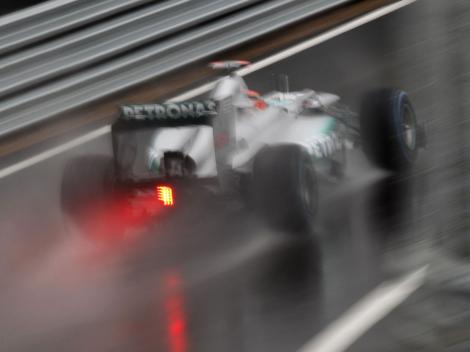 F1 - Calificari pe ploaie la Silverstone: Pole pentru Alonso, Schumi pe 3