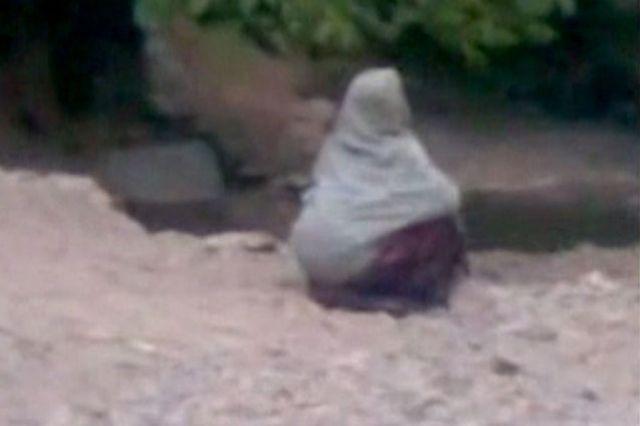 Imagini socante!!! Un taliban ucide o afghana considerata adultera!