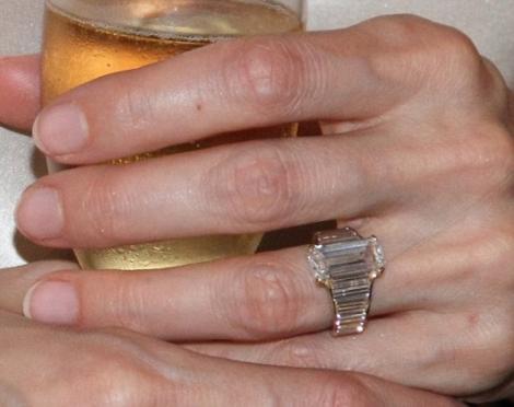 Angelina Jolie a purtat pentru prima data in public inelul de logodna