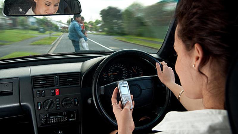 Telefonul mobil la volan, un pericol: Reduce puterea de concentrare cu o treime!