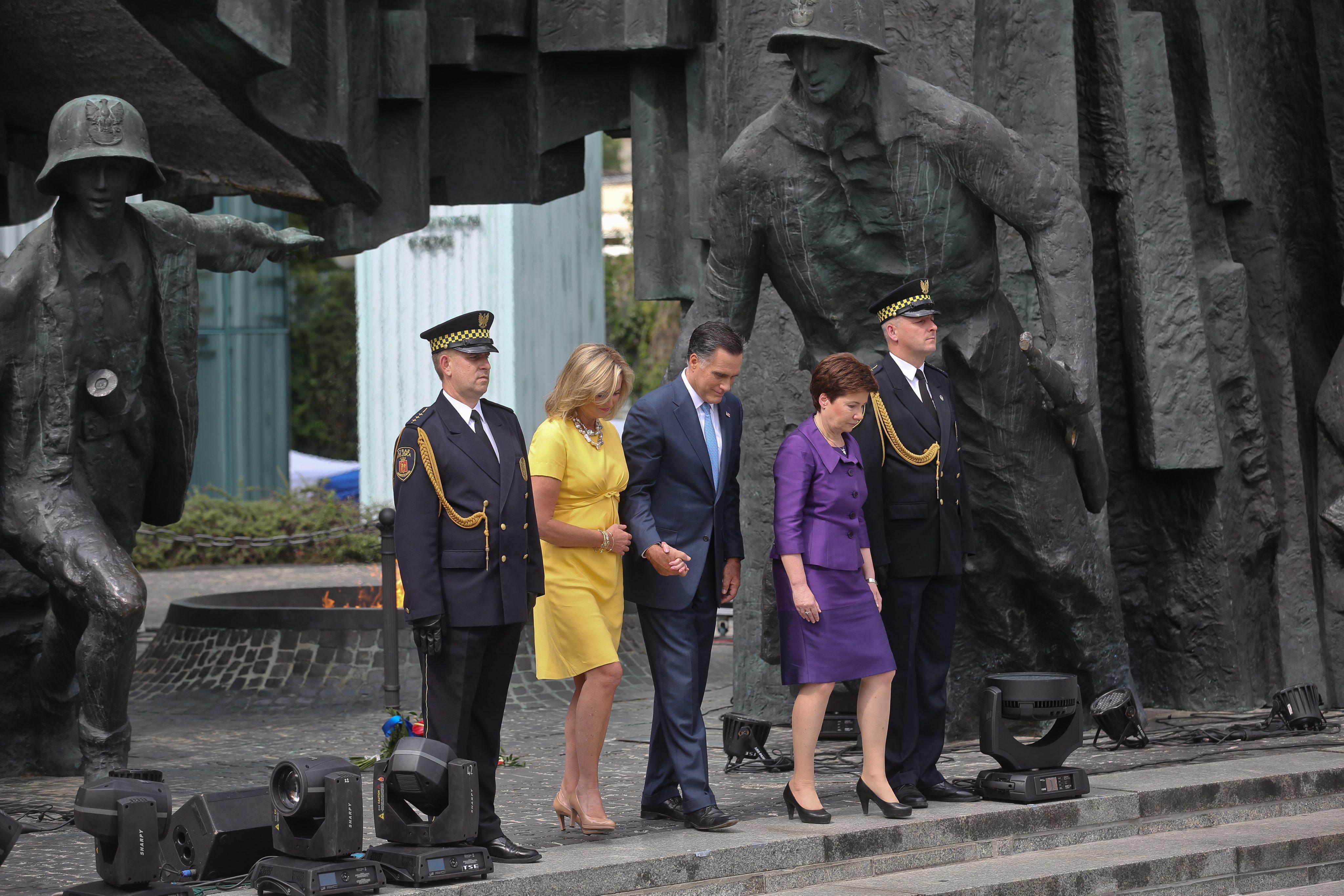 Atasatul de presa al prezidentiabilului Mitt Romney, catre jurnalistii americani: "Kiss my ass"