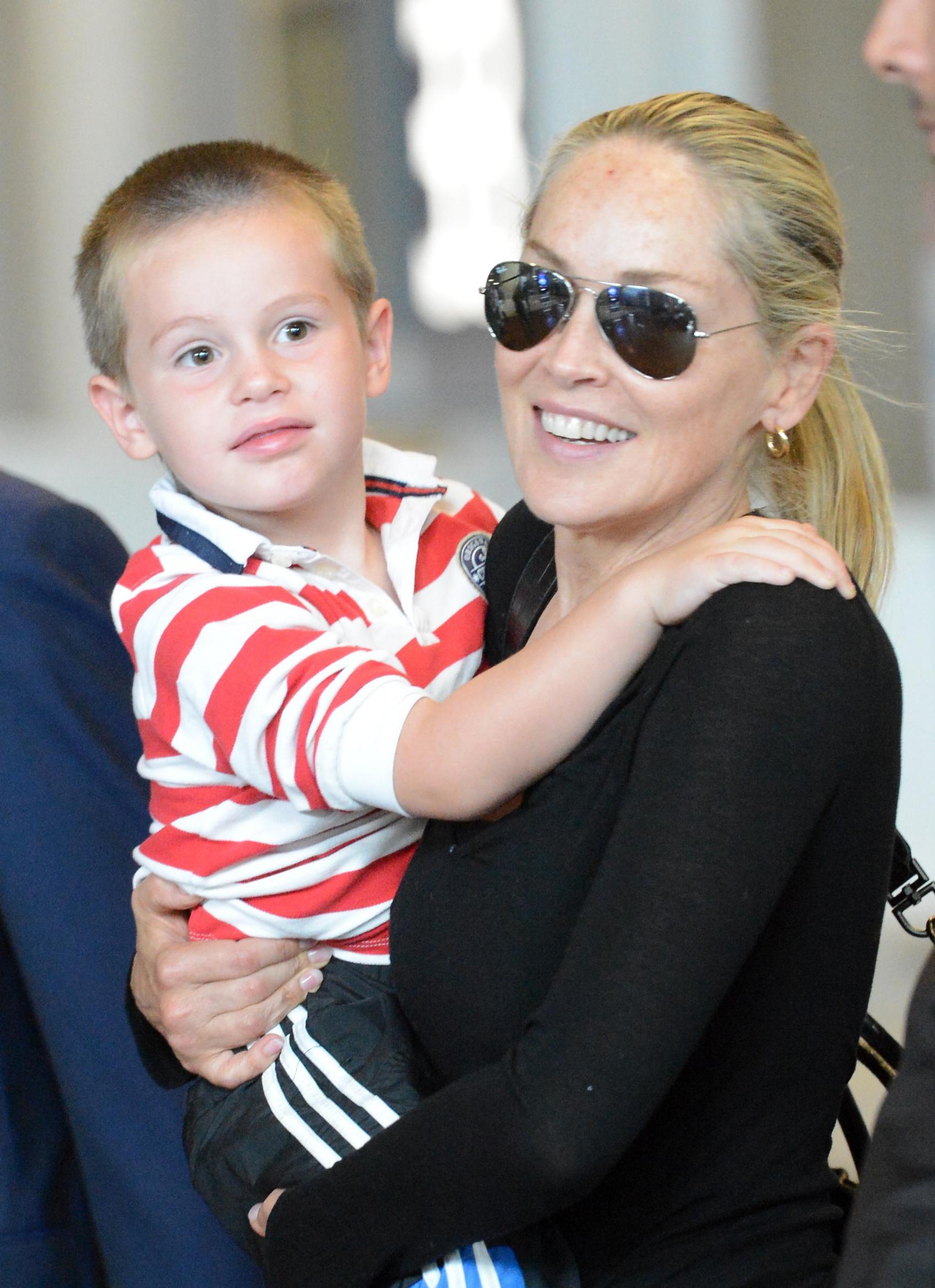 Care plaiuri mioritice? Sharon Stone a luat la cutreierat mall-urile!