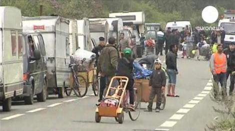 Expulzarea rromilor din Franta continua: 240 de tigani au primit cate 300 € sa zboare in Romania 