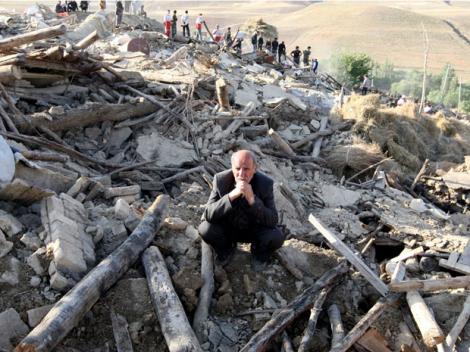 Bilantul tragic al seismelor din Iran: 306 de morti si 3.037 de raniti