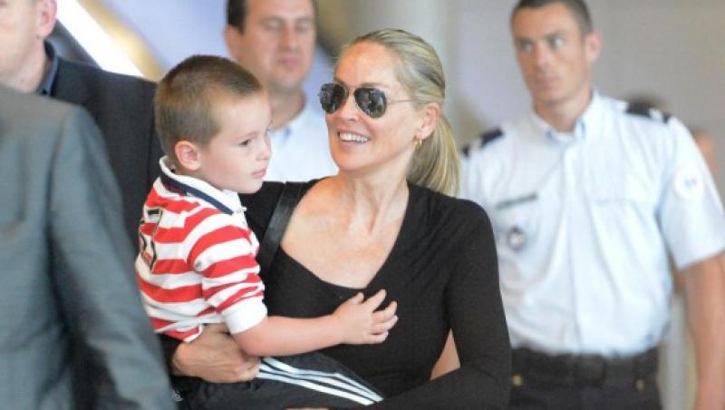 VIDEO! Sharon Stone, cu iubitul si copiii la un cinematograf din Capitala!