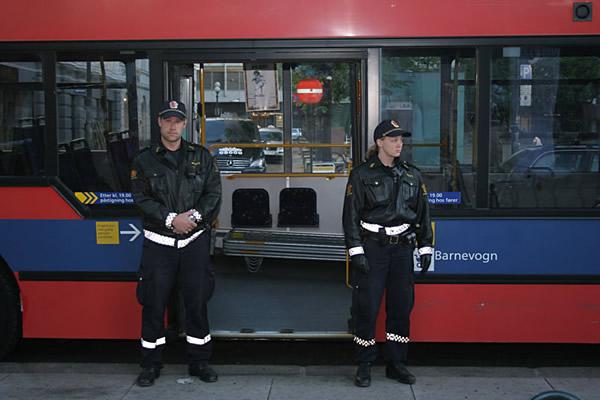 Ciudat pentru ei, normal pentru noi: O romanca a furat un TV cu diagonala de un metru, bagandu-l intre... picioare!