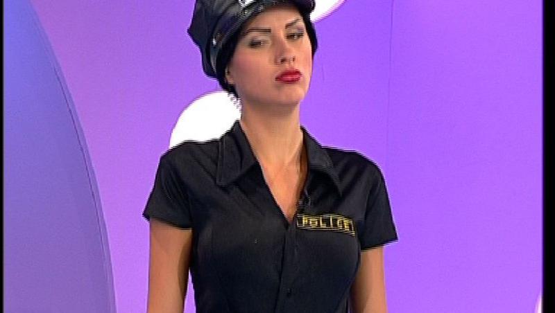 Daniela Crudu, intr-un rol provocator: in uniforma, cu catuse la brau! Astazi, la Comedia de la 5, va fi comisar de politie! 