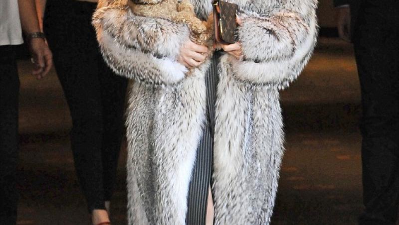 Lady Gaga, antiteza scandaloasa: a iesit pe strazile din Sofia cu o blana autentica si un caine in brate!