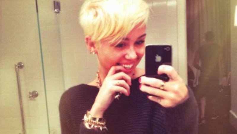 Adio, Hannah Montana! Miley Cyrus si-a schimbat radical look-ul. Vezi cum arata in postura de 