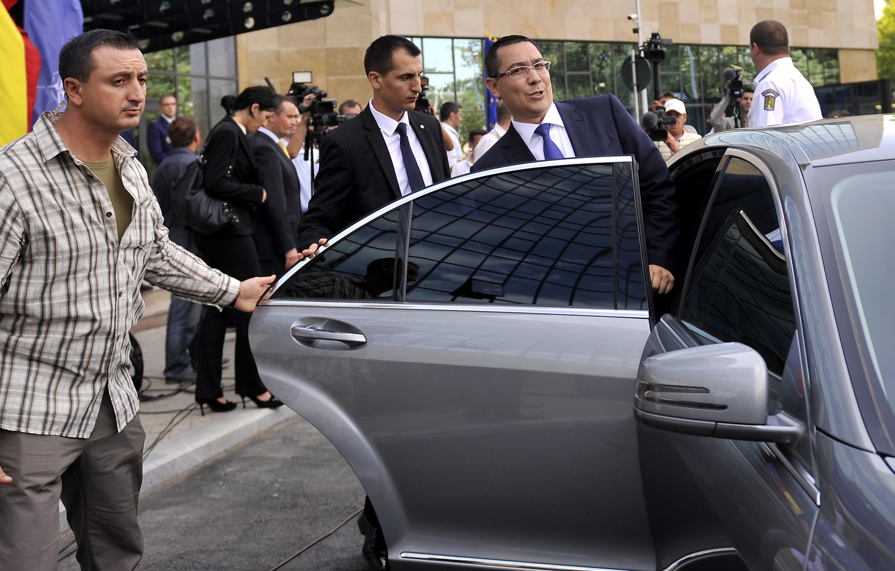 Premierul Victor Ponta, in pelerinaj la Manastirea Putna