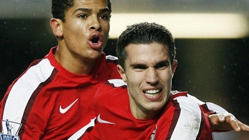 VIDEO! Robin van Persie, transferat la Manchester United. Fanii lui Arsenal au inceput sa arda tricourile atacantului olandez!