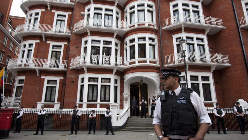 Inconjurat de politie: Julian Assange risca sa ramana prizonier in ambasada Ecuadorului din Londra