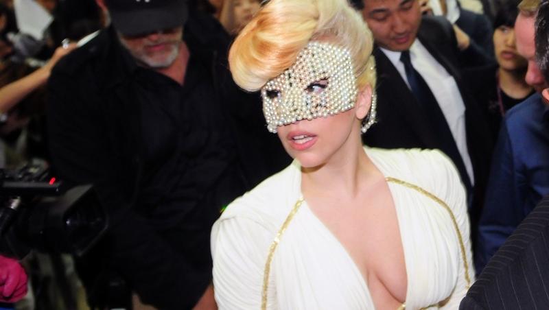 Costumatii fanteziste si coafuri ciudate la concertul lui Lady Gaga