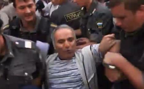 Marele sahist Garry Kasparov, retinut de politistii moscoviti in timpul unui protest