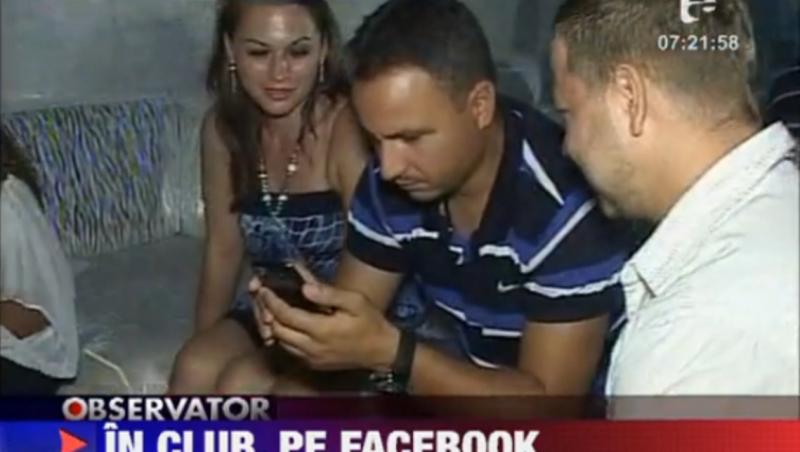 Facebook-ul si internetul pe mobil au devenit o dependenta pentru petrecaretii din cluburi