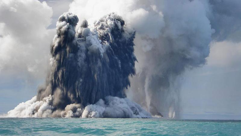 Imagini spectaculoase! Un vulcan subacvatic a erupt in Rusia