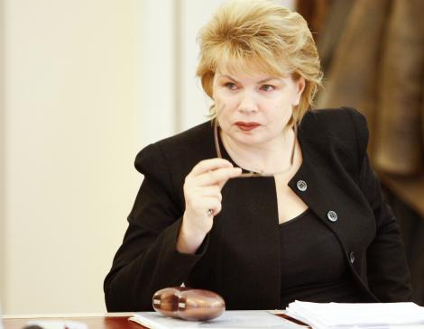 Mona Pivniceru a demisionat din magistratura. Ea ar putea depune azi juramantul ca ministru al Justitiei