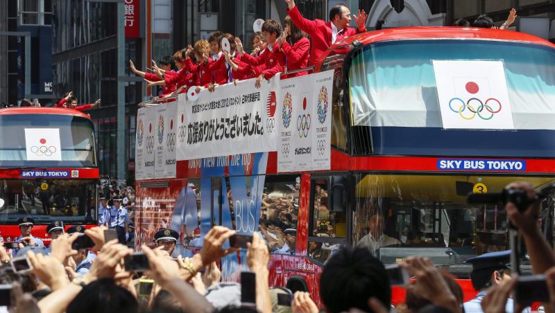Jos palaria! 500.000 de japonezi au blocat Tokyo-ul pentru a-si saluta medaliatii la Olimpiada