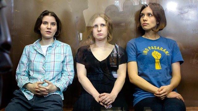 VIDEO! Pussy Riot, scandaloase si dupa gratii! "Putin aprinde focurile", noul hit care face ravagii in randul fanilor